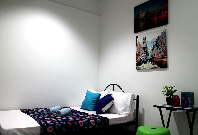 스탠다드 룸 공동 욕실, Food District Hostel Cebu Central