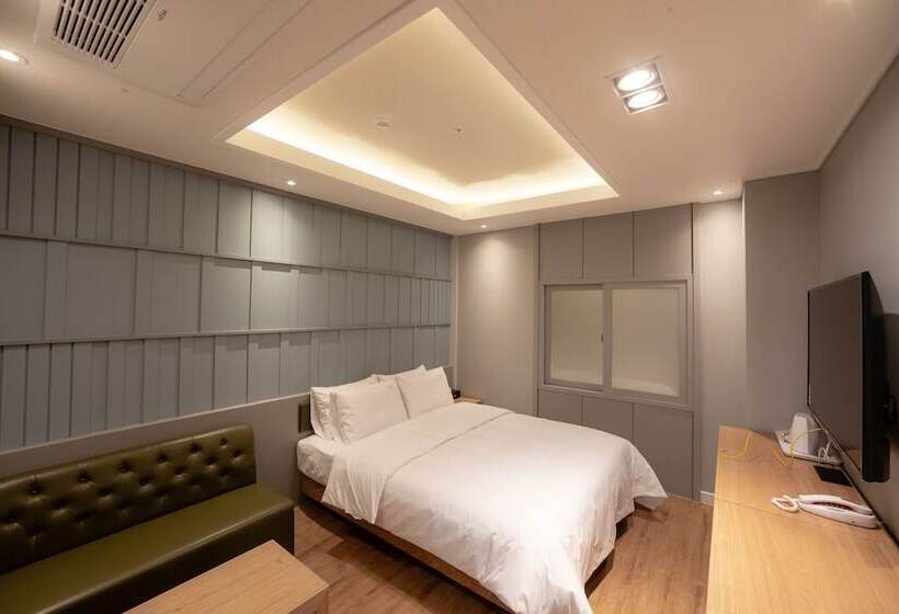 Номер Deluxe, Lin