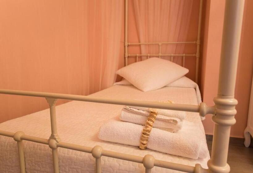 اتاق لوکس سه تخته, La Vecchia Tenenza B&b