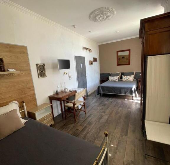 اتاق سه نفره دلوکس با چشم‌انداز دریا, Villa Chateau Les Terrasses, Tamaris, Vues Mer Exceptionnelles Au Calme, Mer Et Plage à 2mn à Pied