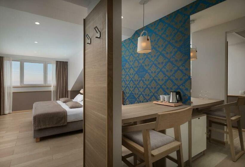 غرفة دور أخير, Tamaris