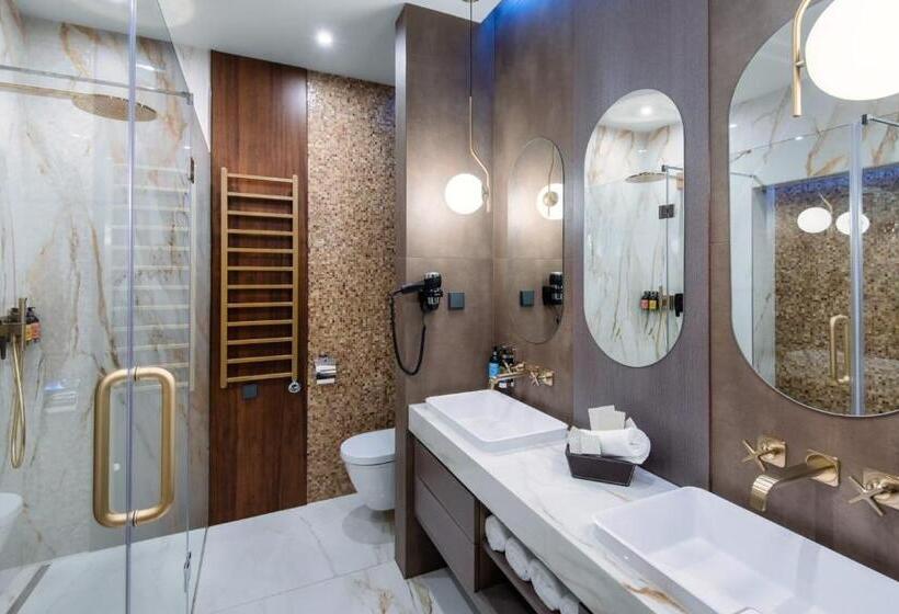 جناح مزود بجاكوزى, Avalon Resort & Spa