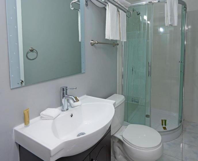 Четырехместный Номер Стандарт с Балконом, Wasaga Riverdocks Hotel Suites