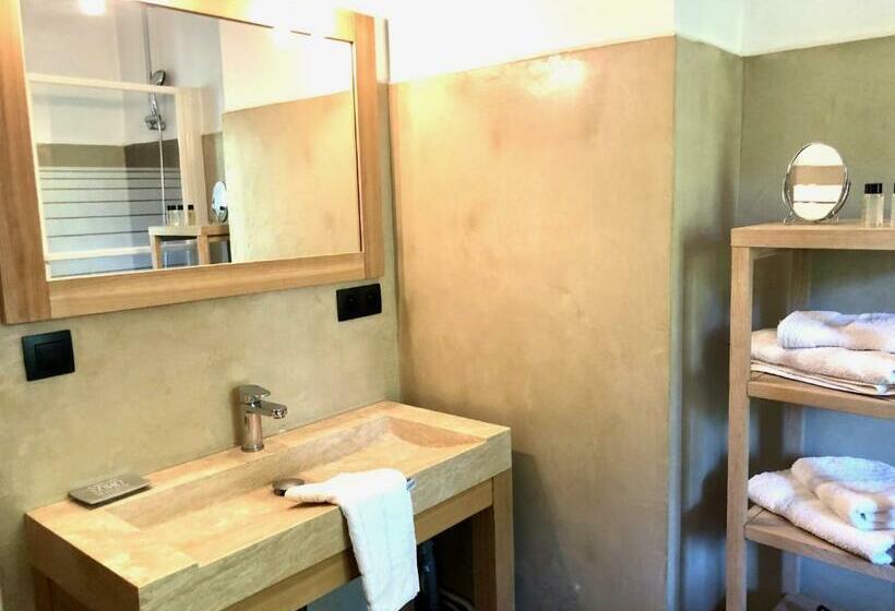 اتاق لوکس با بالکن, B&b Villa Roumanille