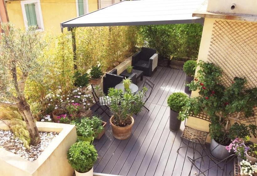 스탠다드 스튜디오, Les Terrasses De Castelnau