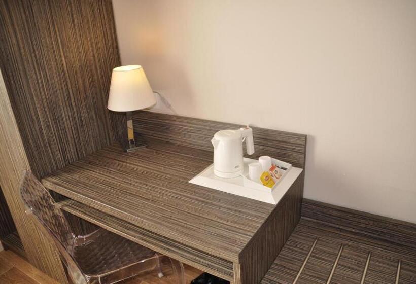 غرفة قياسية رباعية, Le Caiman