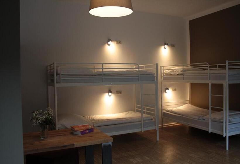 共用房间的床, Five Reasons Hostel &
