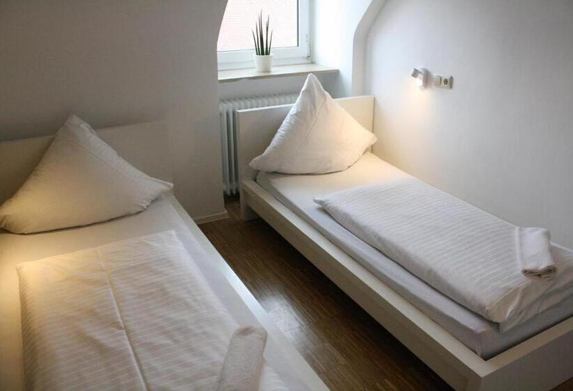 带2个卧室的公寓, Five Reasons Hostel &