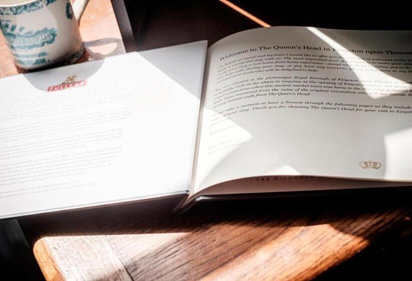 디럭스 패밀리 룸, The Queen's Head