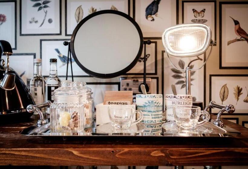 디럭스 패밀리 룸, The Queen's Head