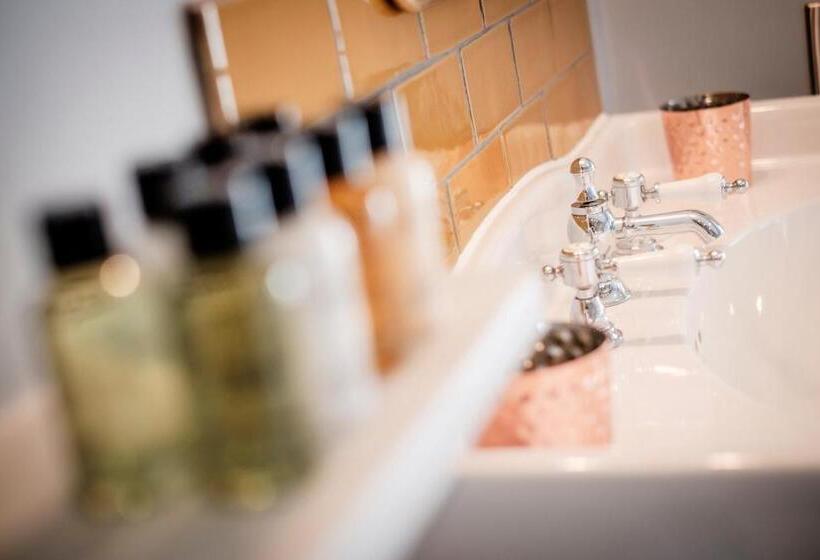 스탠다드 룸 킹사이즈 침대, The Queen's Head