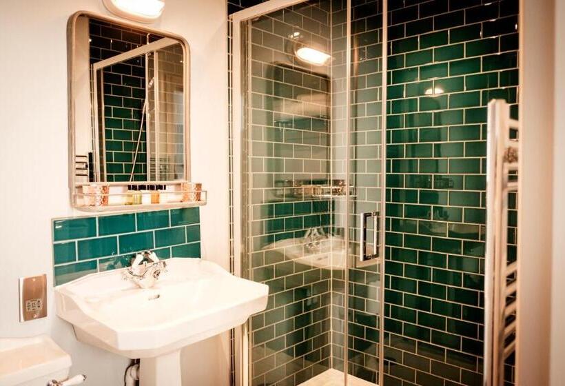 스탠다드 룸 킹사이즈 침대, The Queen's Head