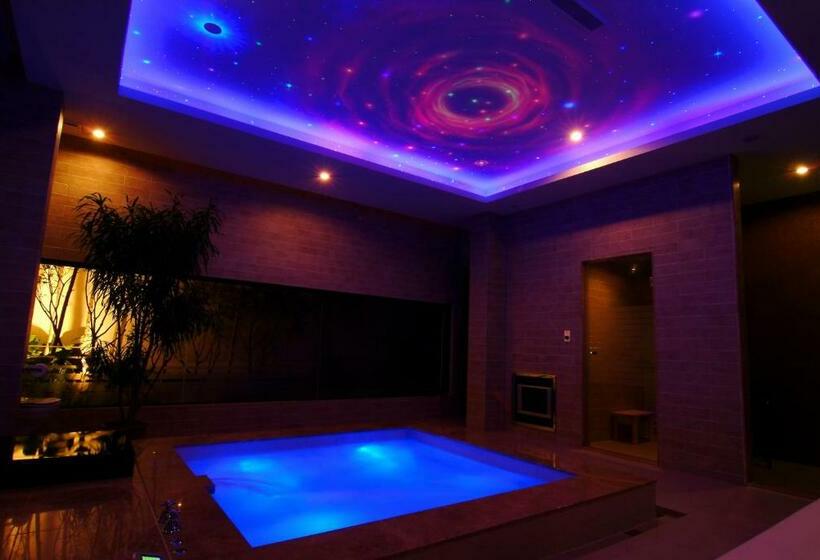 اتاق لوکس, Takao Love Motel