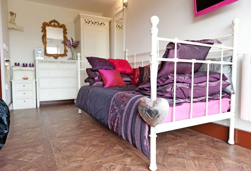 Quarto Triplo Estandar, Llamas Pyjamas