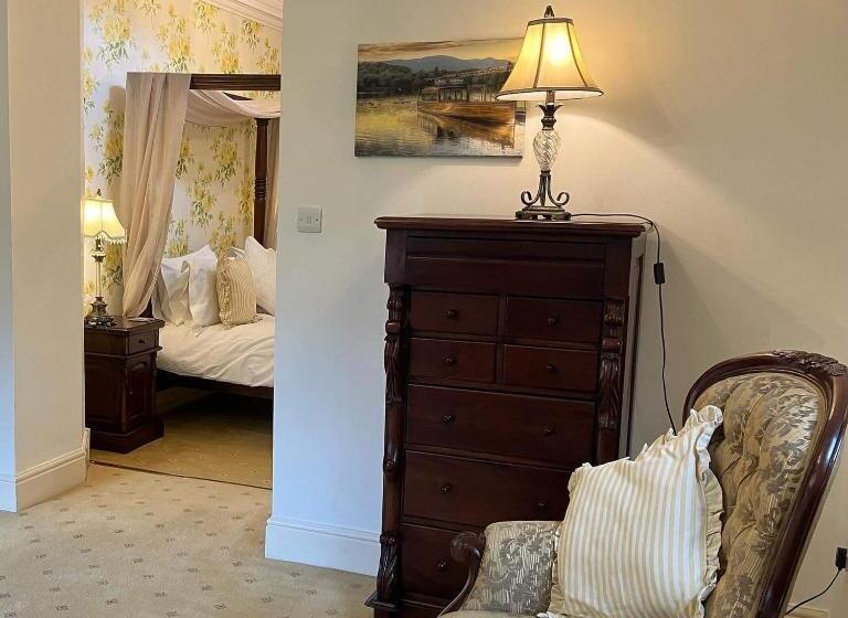 סוויטה, Storrs Gate House