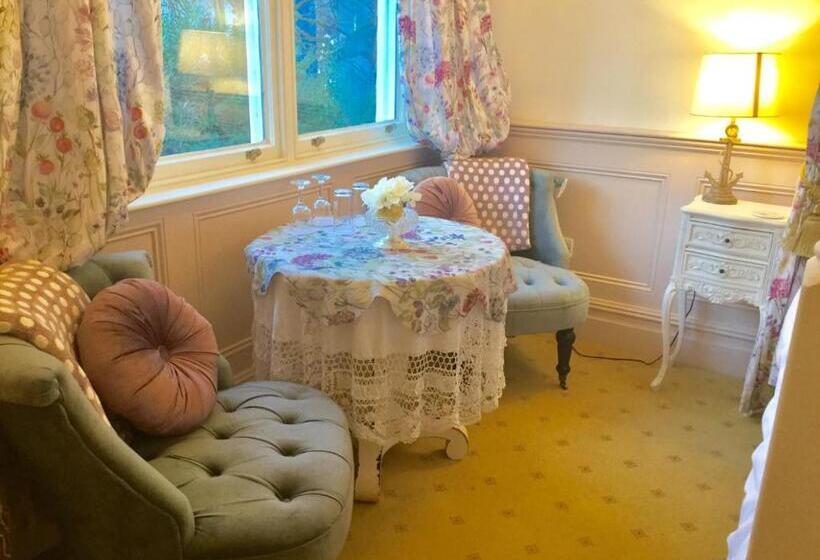 סוויטה, Storrs Gate House