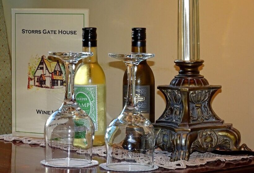 סוויטה, Storrs Gate House