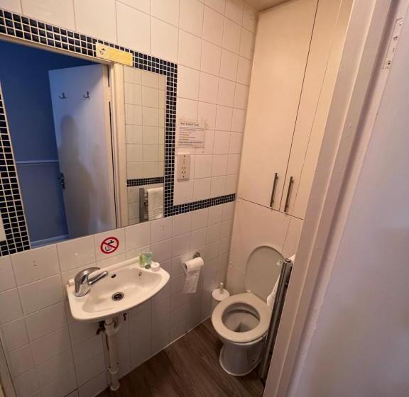Номер Basic, The Commongate Hotels