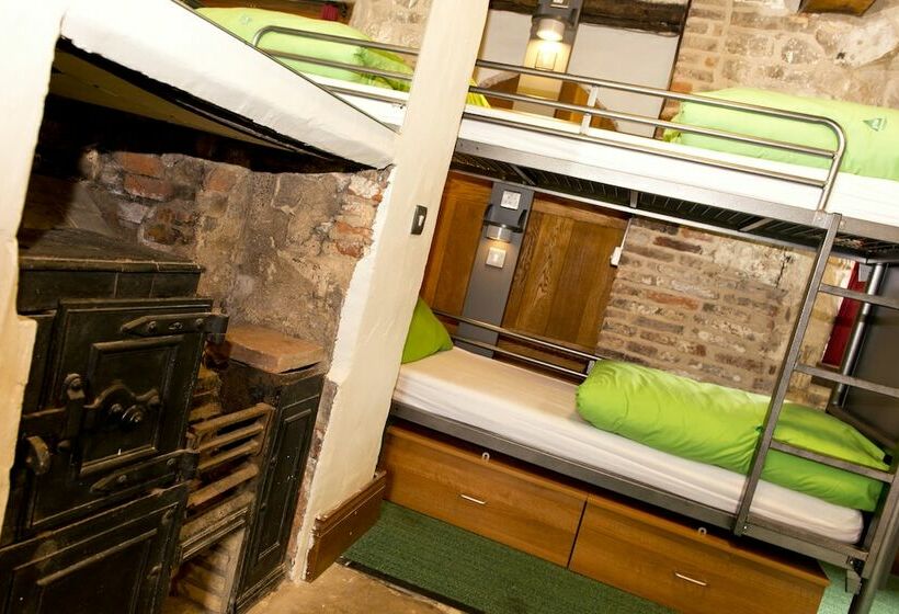 Кровать в Многоместном Номере с Общей Ванной, Yha Beverley Friary   Hostel
