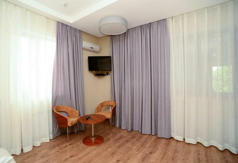 سوئیت با بالکن, Grushevy Hospitality Boutique