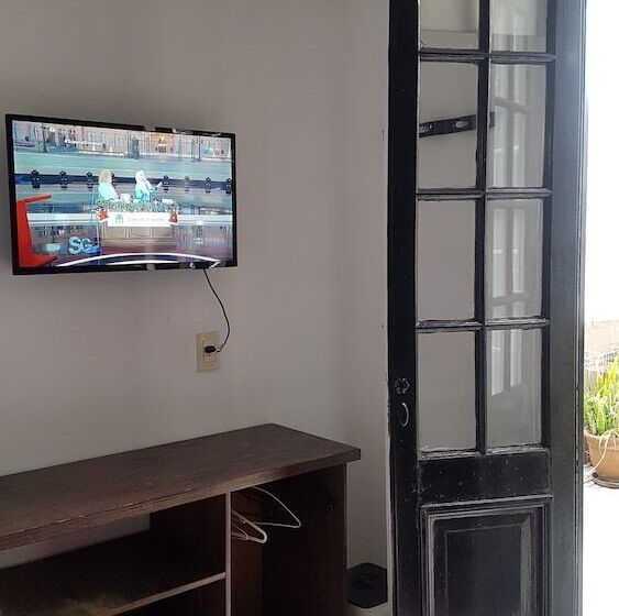 اتاق استاندارد با سرویس بهداشتی مشترک, Hostel Carlos Gardel