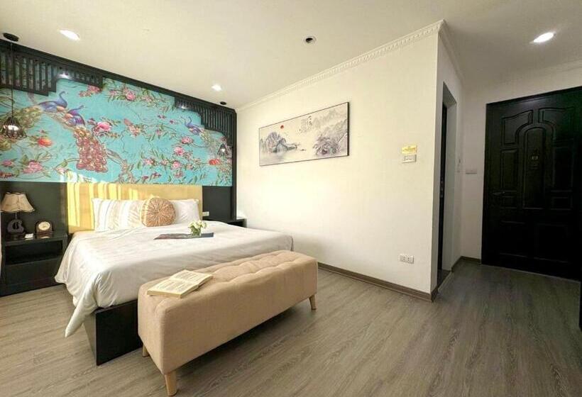 سوییت جونیور با بالکن, Hanoi Elpis