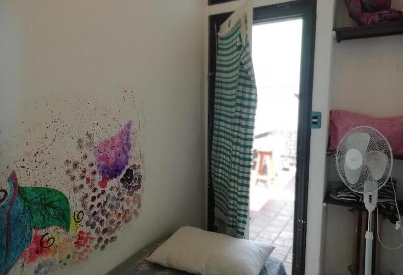 标准单人间共用浴室, Zeppelin Art Hostel