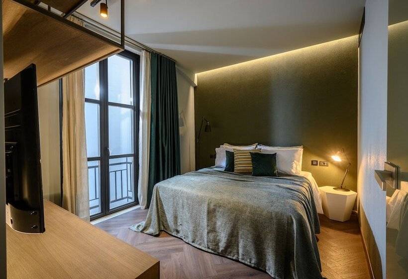 Полулюкс, Pagopoieion Suites