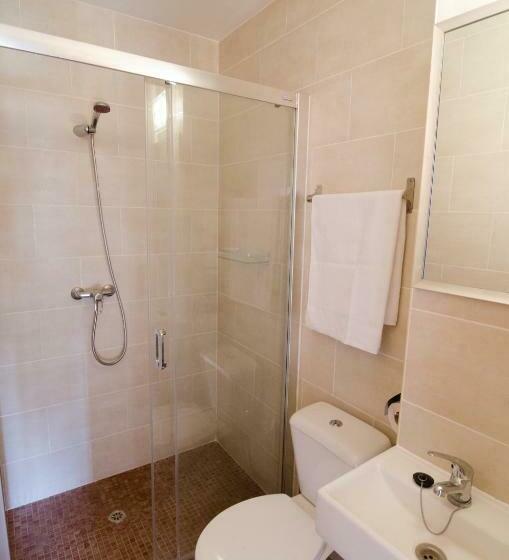 اتاق استاندارد چهارنفره با سرویس بهداشتی مشترک, Embat Alberg Juvenil   Hostel