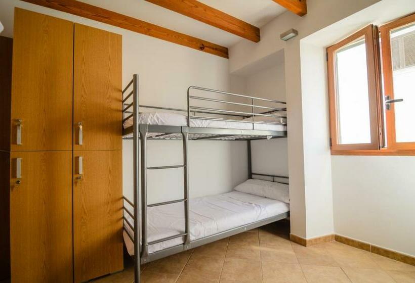 اتاق استاندارد چهارنفره با سرویس بهداشتی مشترک, Embat Alberg Juvenil   Hostel