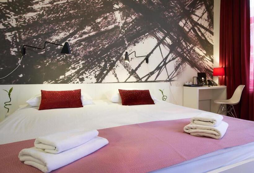 اتاق لوکس با چشم‌انداز شهر, Art Hotel Like