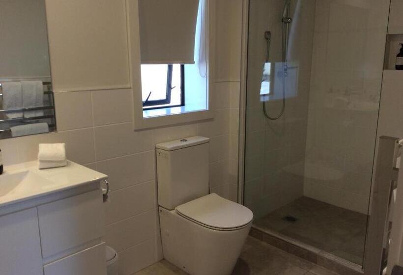 استودیوی استاندارد, Acacia Lake View Motel