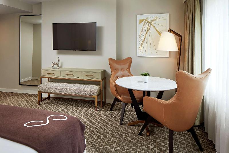 스탠다드 룸 킹사이즈 침대, The Statler Dallas, Curio Collection By Hilton