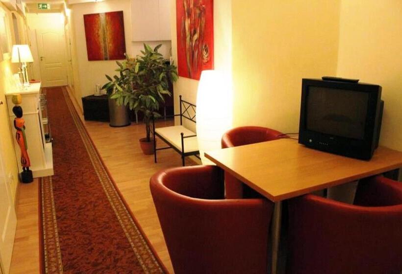 Quarto Estandar Individual Banheiro Compartilhado, Budgetrooms   Souterrain Private Rooms & Kitchen
