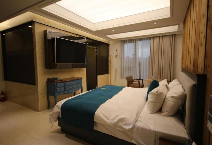 اتاق لوکس, Jb Tourist