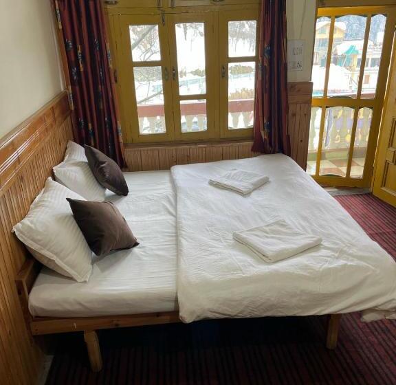 디럭스 룸, Sojhaholidayinn