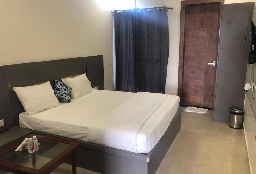 Номер Deluxe, C T Heights Inn