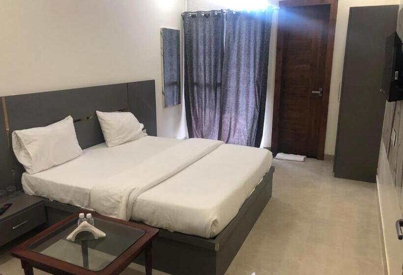Номер Deluxe, C T Heights Inn