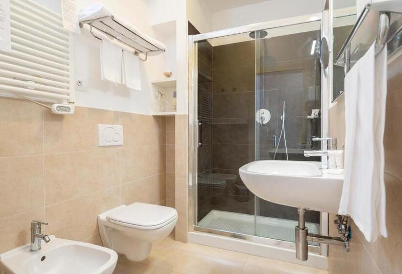 اتاق خانوادگی با چشم‌انداز دریا, Villa Sirena Numana
