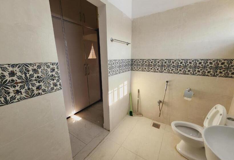 اتاق لوکس با تخت بزرگ, Motorway Majesty Lodges   Near Islamabad International Airport & Motorway