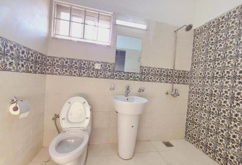 اتاق لوکس با تخت بزرگ, Motorway Majesty Lodges   Near Islamabad International Airport & Motorway