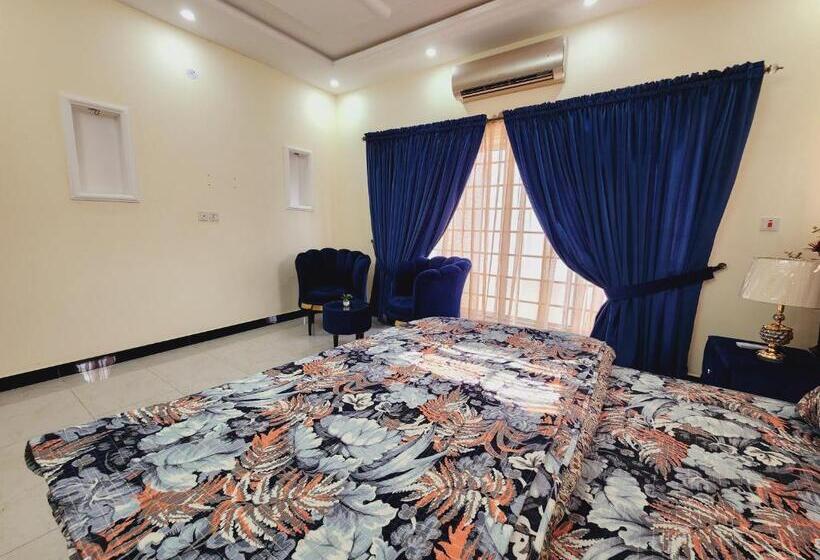 اتاق لوکس با تخت بزرگ, Motorway Majesty Lodges   Near Islamabad International Airport & Motorway
