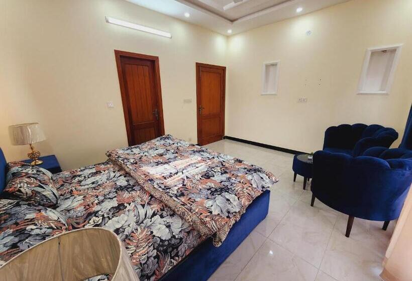اتاق لوکس با تخت بزرگ, Motorway Majesty Lodges   Near Islamabad International Airport & Motorway