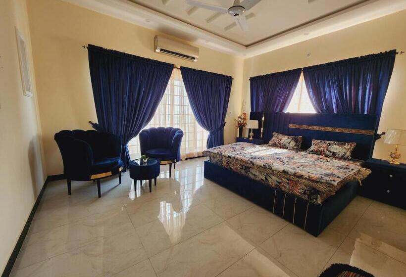 اتاق لوکس با تخت بزرگ, Motorway Majesty Lodges   Near Islamabad International Airport & Motorway
