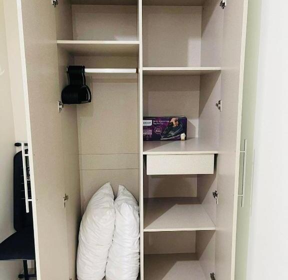 إستديو قياسى مزود بشرفة, Rgm Place