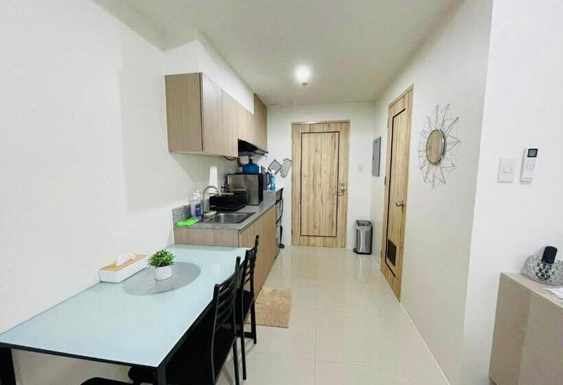 إستديو قياسى مزود بشرفة, Rgm Place
