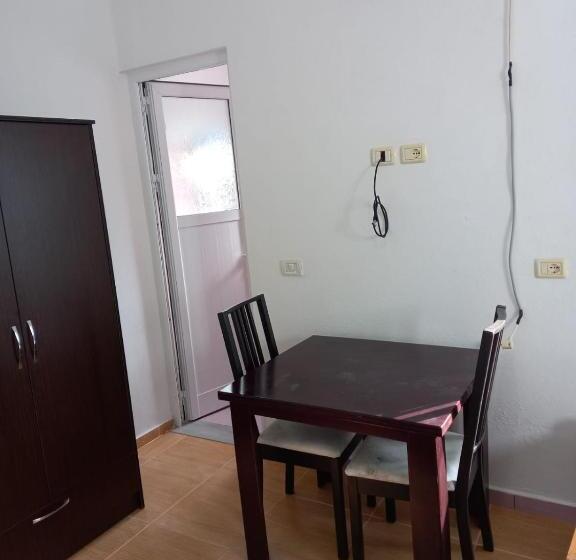 اتاق استاندارد, Dane Apartment