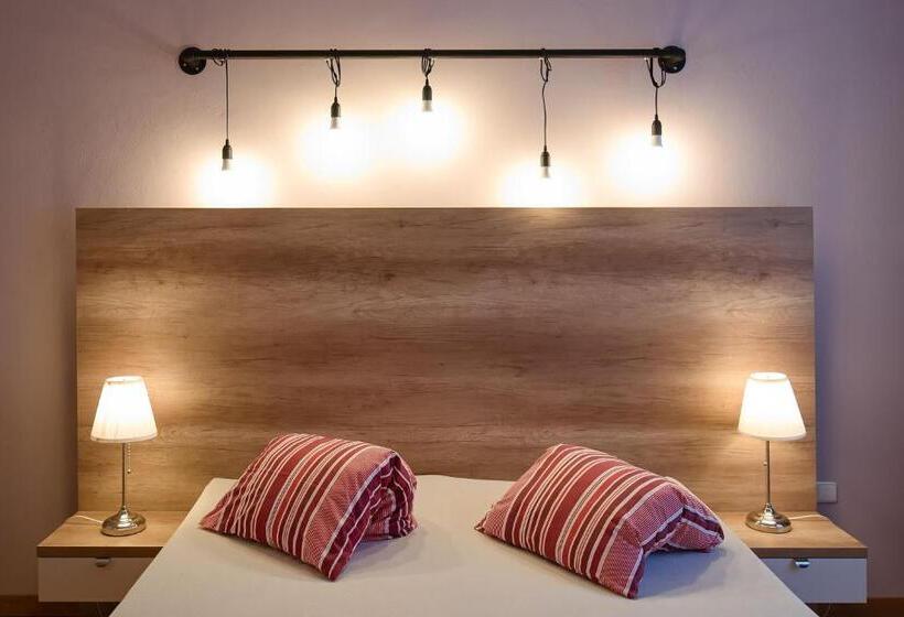 חדר סטנדרטי לארבעה עם חדר אמבטיה משותף, Stodolní Apartment