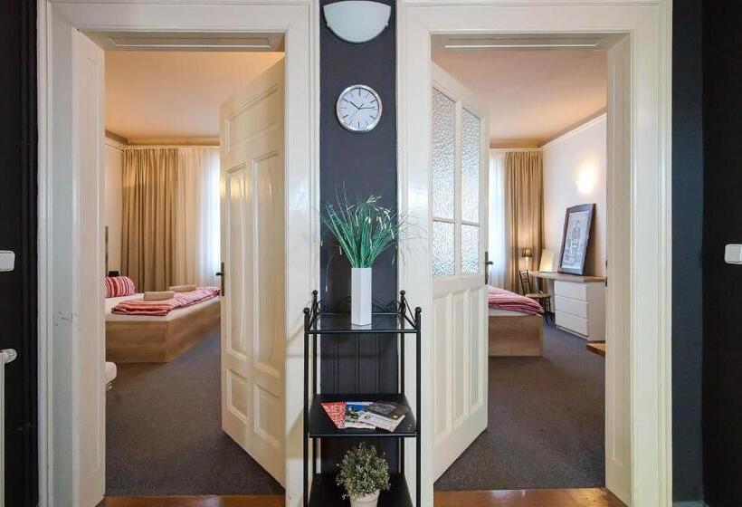 חדר משפחתי חדר אמבטיה משותף, Stodolní Apartment