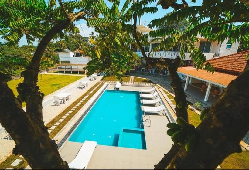 اتاق استاندارد سه تخته با چشم‌انداز استخر, Canberra Holidays   Mirissa